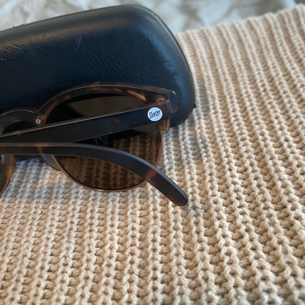 Classic Tortoise Shell Sunglasses - Picture 4 of 9